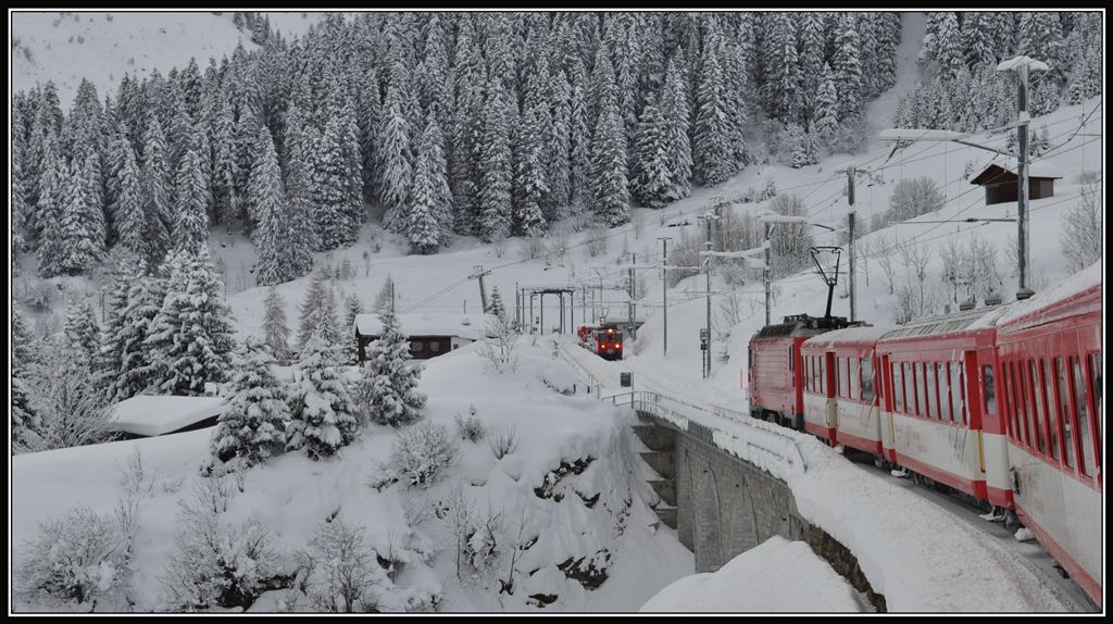 R827 kreuzt einen Autozug in Dieni. (19.12.2012)