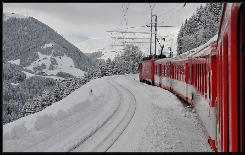 R827 mit HGe 4/4 II 101 in Momp Tujetsch. (19.12.2012)