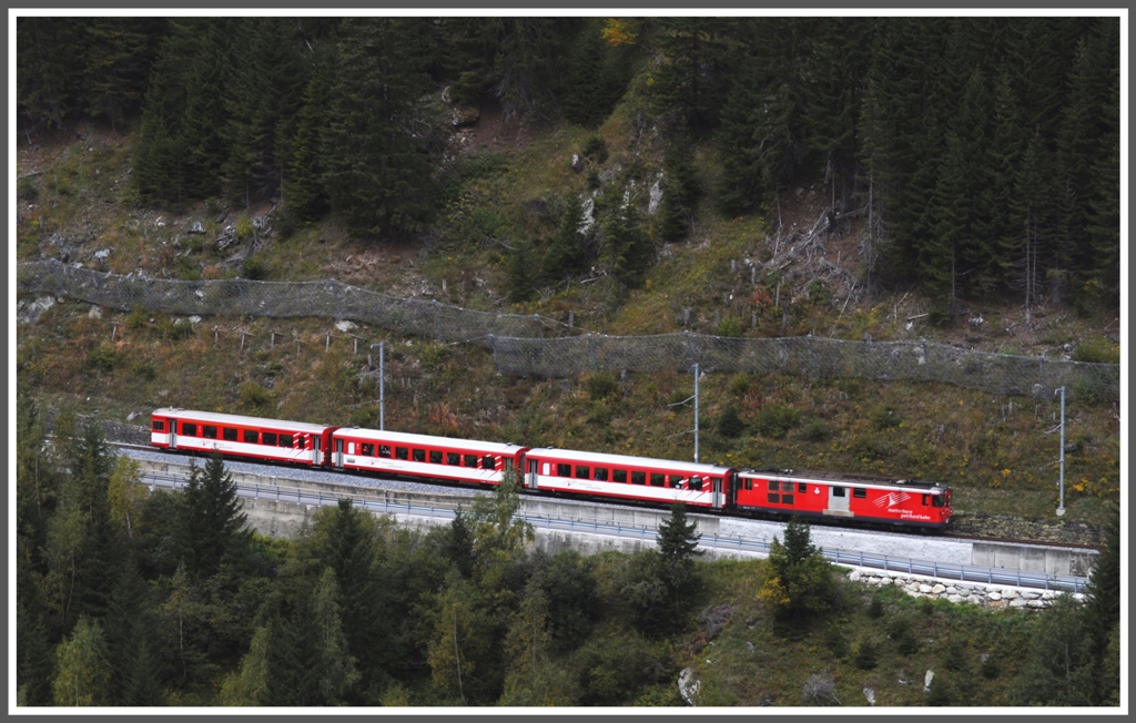R828 mit Deh 4/4 54 zwischen Tschamut-Selva und Dieni. Dort wo Strasse und bah  wieder auf gleicher Hhe sind, beginnt der Adhsionsabschnitt Richtung Disentis.(25.09.2012)