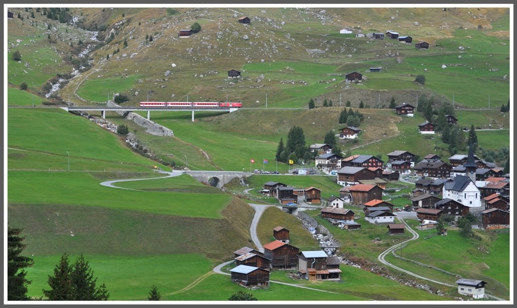 R831 mit Deh 4/4 93 auf der Val Mil Brcke in Rueras. (25.09.2012)