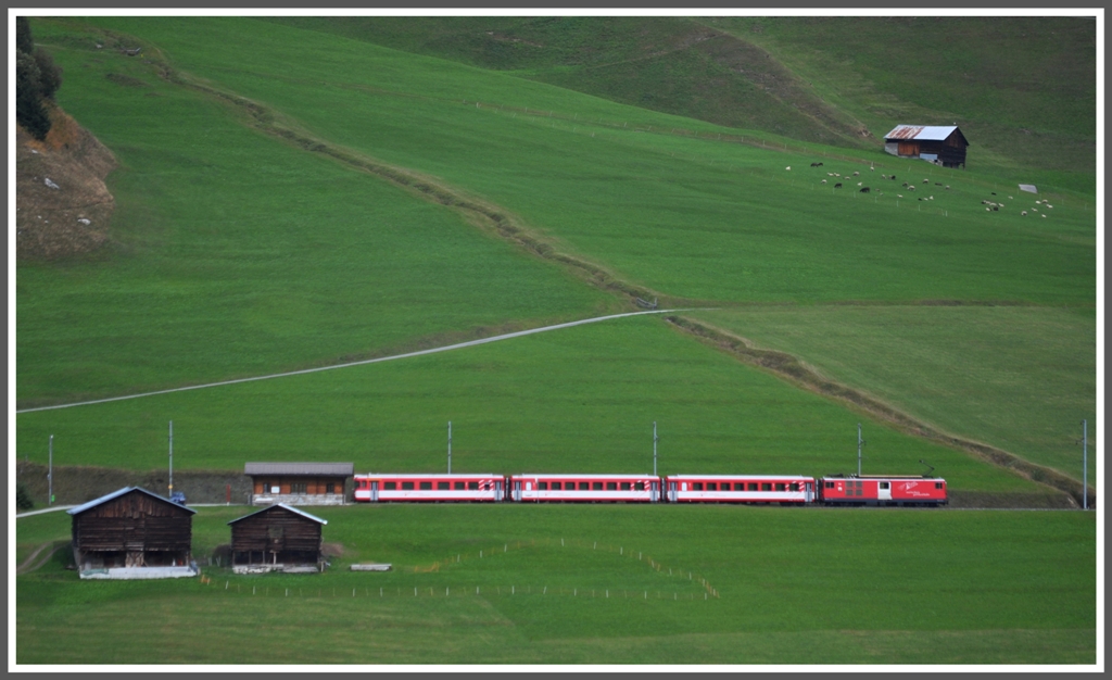 R831 mit Deh 4/4 93 bei der Haltestelle Rueras. (25.09.2012)