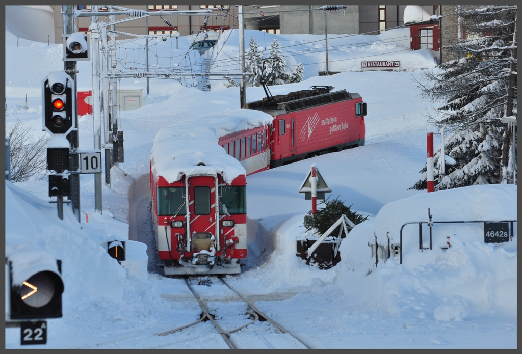R836 mit HGe 4/4 104 verlsst Andermatt. (10.01.2012)