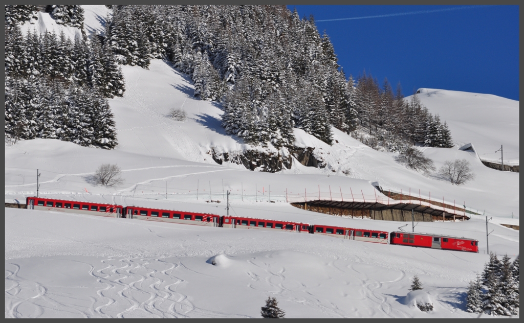 R839 mit Deh 4/4 21 kommt vom Oberalppass herunter nach Andermatt. (10.01.2012)