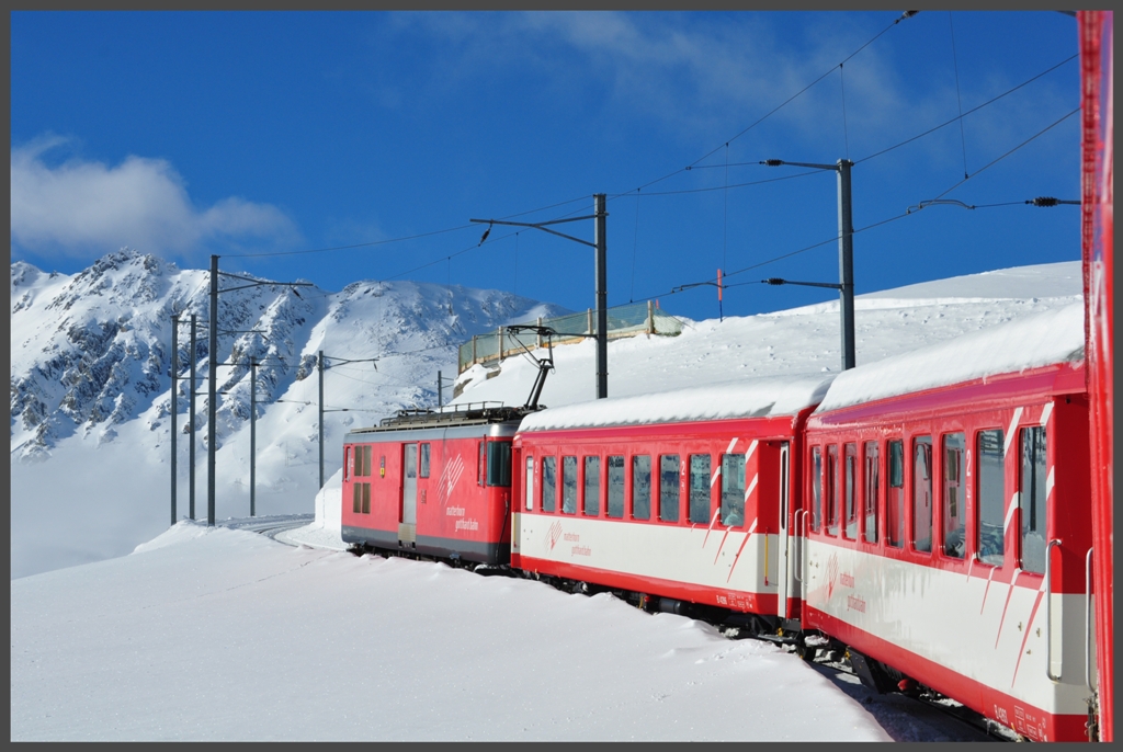 R840 mit Deh 4/4 22 unterhalb Ntschen. (10.01.2012)