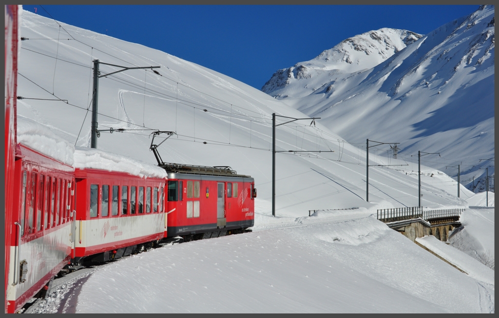 R840 mit Deh 4/4 22 im Aufstieg zum Oberalppass. (10.01.2012)
