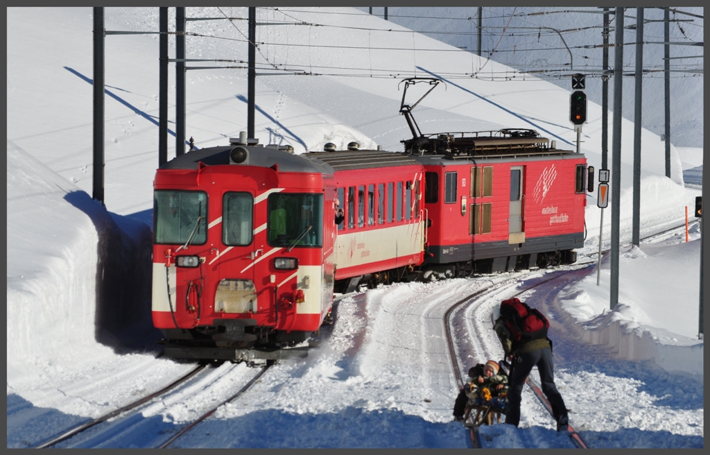 R842 nach Oberalppass verlsst Ntschen, whrenddem eine Frau mit Kleinkind den von Olli beschriebenen Schlittelweg auf der zugeschneiten Oberalpstrasse hinunter nach Andermatt unter die Kufen nimmt. (10.01.2012)