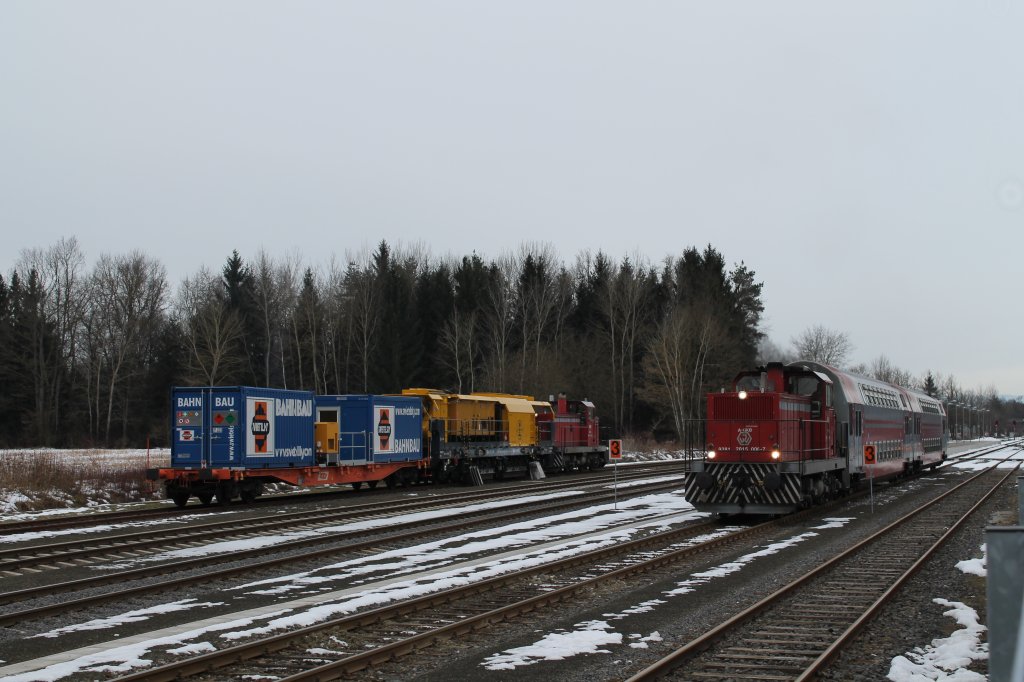 R8558 gezogen von DH 1500.6 verlsst den Bahnhof Premsttten Tobelbad richtung Graz, wrend im Hintergrund Dh 1500.5 mit Ihrem Schienenschleifzug auf die nchste Testfahrt wartet.  Speno  fhrt schon seit lngerem einstellungs und Testfahrten im Bahnhofsbereich durch . 5.2.2013