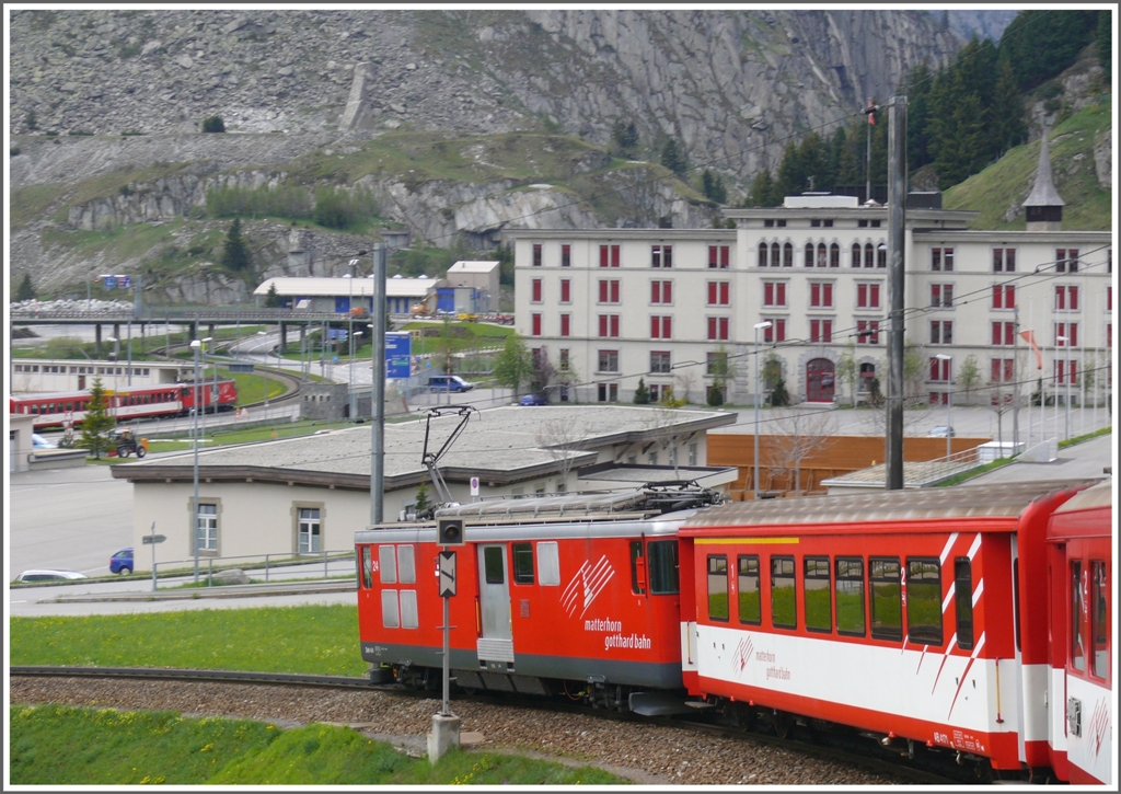 R866 verlsst Andermatt Richtung Oberalppass und links der Kaserne erkennt man den R664 nach Gschenen. (27.05.2010)