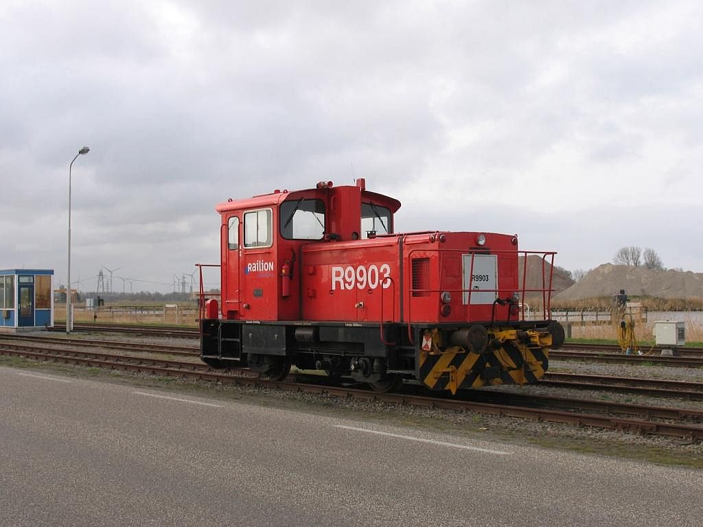 R9903 (Gmeinder D25B, Baujahr 1980) von Railion in Delfzijl Hafen (die Niederlande) am 16-4-2010.