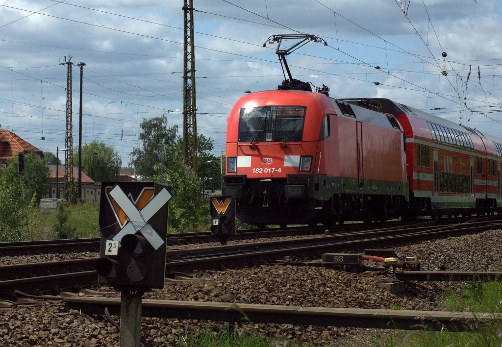 Ra 11a 2 an der Weiche 58  in Coswig (Sachsen) ist ungltig, Ra 11a 1 ist noch gltig , 182 017 4  mit einem Zug der Linie S1 nach Meien Triebischtal hat soeben , am 17.05.2012 gegen 13:50  Uhr passiert.