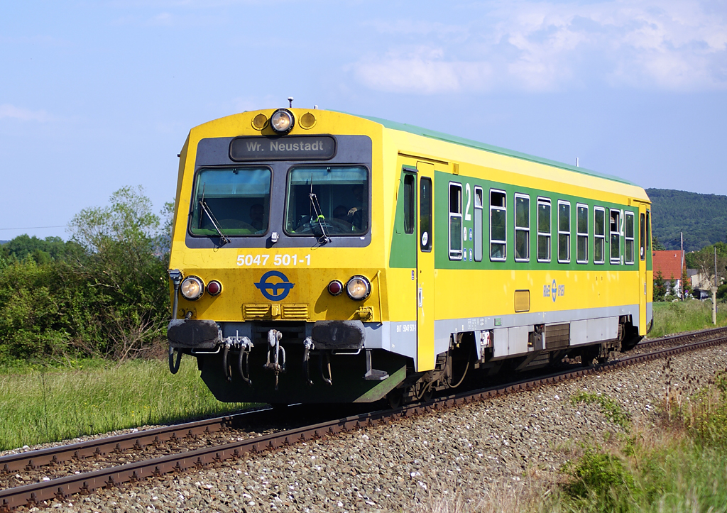 Raaberbahn/GySEV 5047 501 fhrt am 25.05.2010 als R7732 von Sopron nach Wiener Neustadt Hbf. 