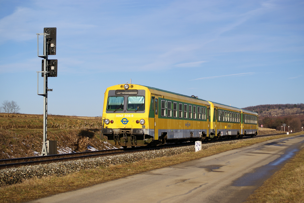 Raaberbahn/GySEV 5047 502 und 5147 511/512 fahren gemeinsam als R7711 von Wiener Neustadt Hbf nach Sopron. Loipersbach-Schattendorf, 07.02.2011
