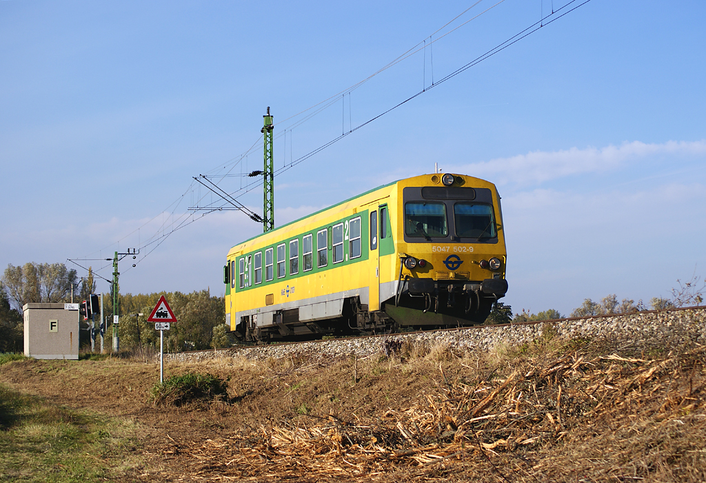 Raaberbahn/GySEV 5047 502 fhrt am 22.10.2010 als R7731 von Wiener Neustadt Hbf nach Deutschkreutz, hier kurz vor dem Zugendbahnhof.