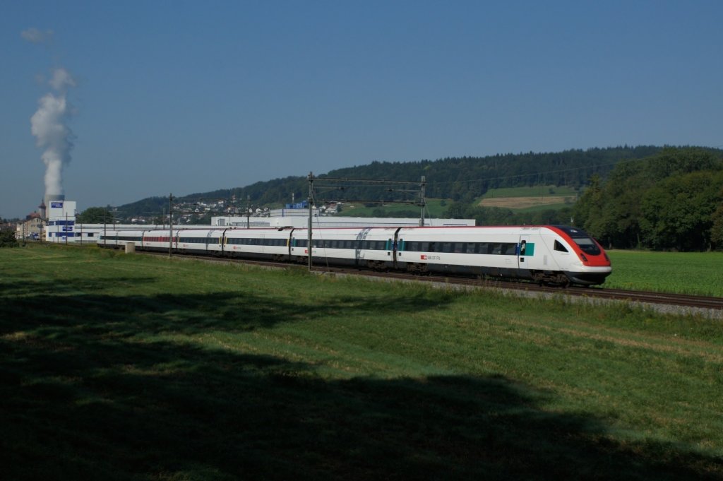 RABDe 500 003-9 fhrt am 19.8.12 als ICN 519 von Olten Richtung Aarau, hier bei Schnenwerd.
