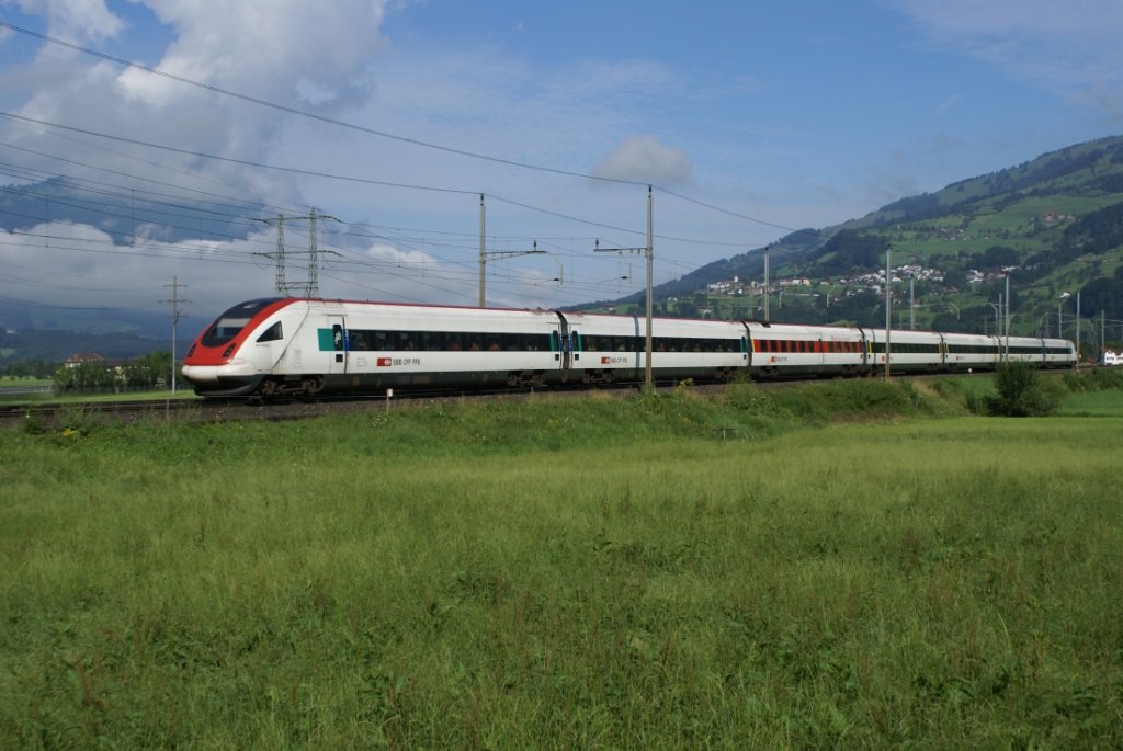 RABDe 500 005-4 f�hrt am 4.8.10 von Steinen Richtung Schwyz.