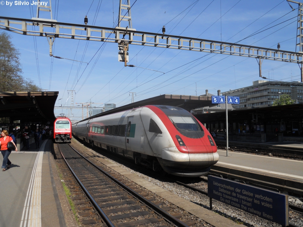 RABDe 500 011-2 ''Blaise Cendrars'' am 29.4.2010 als Flugzug nach Basel beim planmssigen Halt in Zrich Oerlikon.