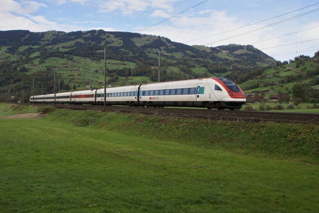 RABDe 500 013-8 fhrt am 4.10.10 von Steinen Richtung Schwyz.