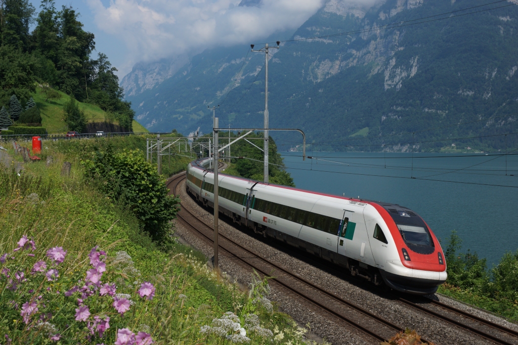 RABDe 500 016-6 f�hrt am 10.07.2013 als IC 10765 dem Walensee entlang von Unterterzen Richtung Mols.