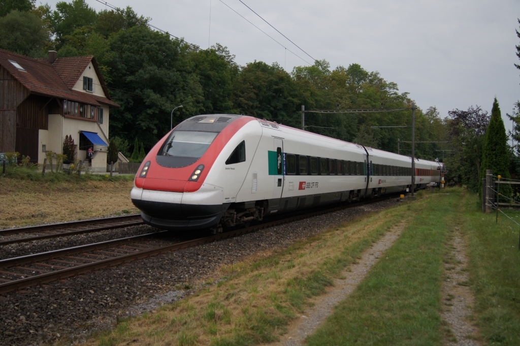 RABDe 500 020-3 befindet sich am 3.9.11 kurz vor Busswil.