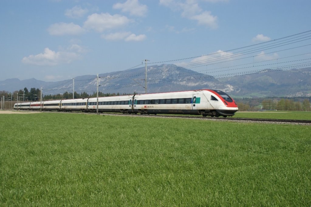 RABDe 500 021-1 nhert sich am 19.4.10 als IR 9061 Deitingen.