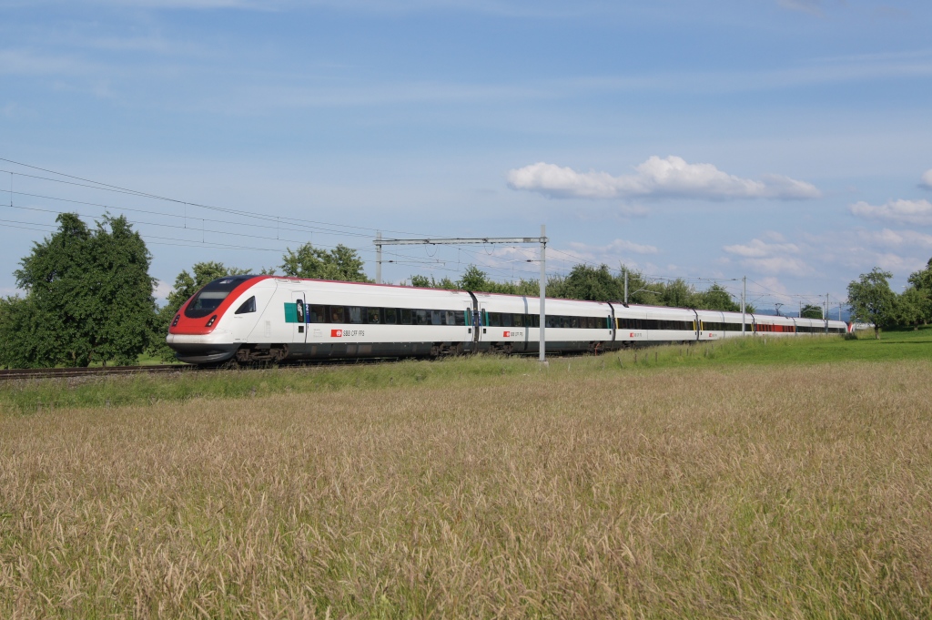 RABDe 500 032-8 und RABDe 500 031-0 befinden sich am 28.5.11 bei Algetshausen-Henau.