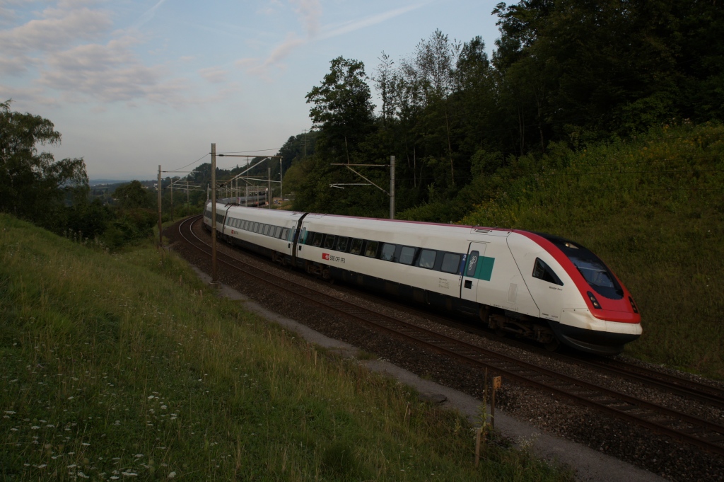 RABDe 500 036-9 und RABDe 500 037-7 fahren am 10.8.12 von Baar Richtung Sihlbrugg.
