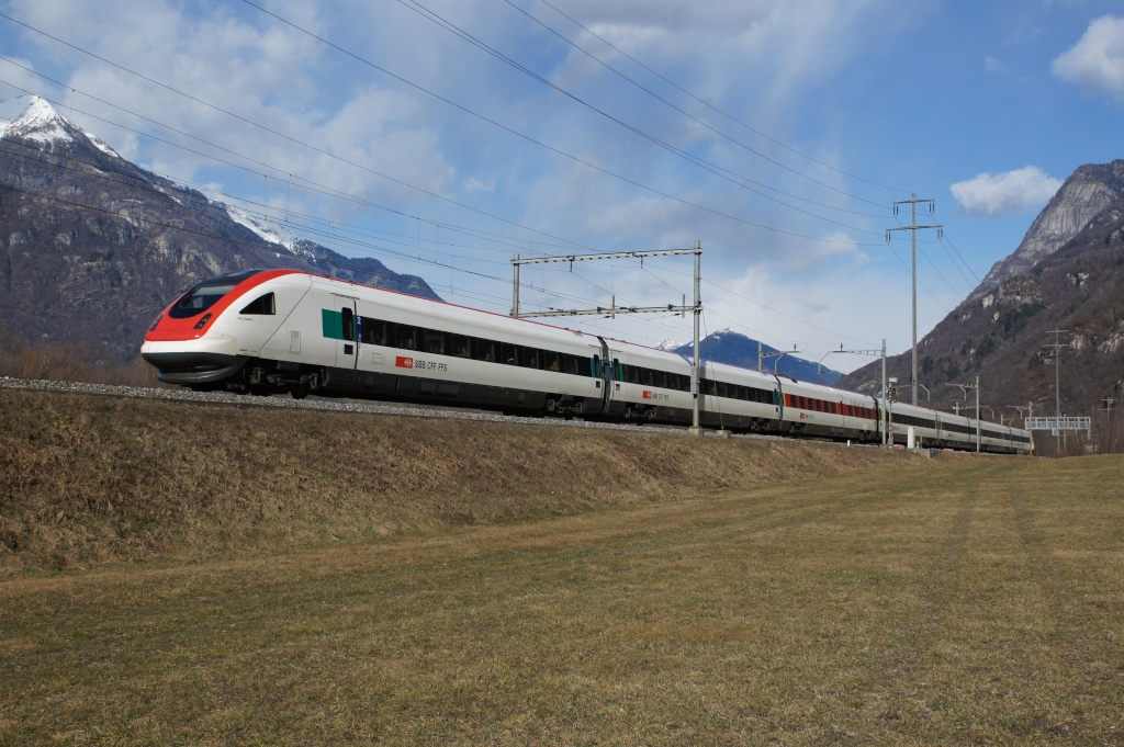 RABDe 500 040-1 fhrt am 09.02.2013 als ICN 10015 von Biasca Richtung Bellinzona, hier bei Claro.