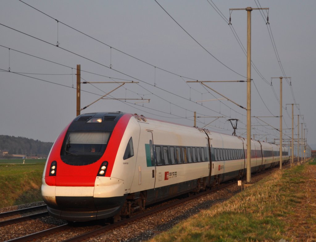 RABDe 500 (ICN) als RE Bern-Biel/Bienne bei der Durchfahrt in Sch�pfen