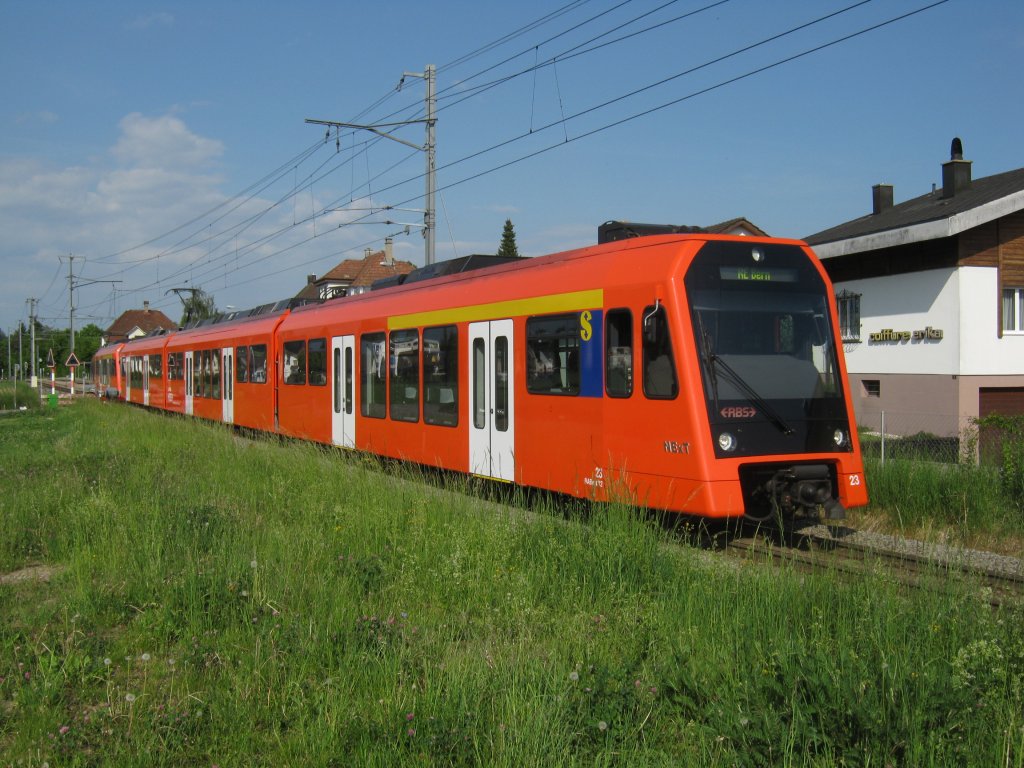 RABe 4/12 23 (hinten Nr. 26) in Biberist, 08.05.2011. Wegen des slowUp Solothurn/Bucheggberg, sowie der BEA in Bern verkehrten die RE Bern-Solothurn den ganzen Tag in Doppeltraktion.
