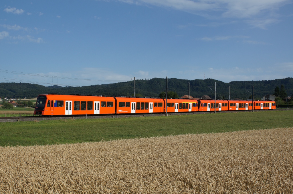 RABe 4/12 23 und RABe 4/12 24 fahren am 18.7.12 als RE 1817 von Urtenen Richtung Jegenstorf.