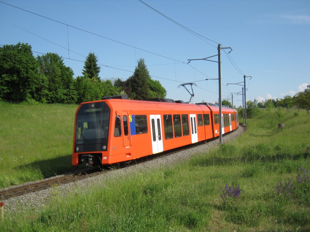 RABe 4/12 26 (hinten Nr. 23) kurz vor Solothurn, 08.05.2011. Wegen des slowUp Solothurn/Bucheggberg, sowie der BEA in Bern verkehrten die RE Bern-Solothurn den ganzen Tag in Doppeltraktion.