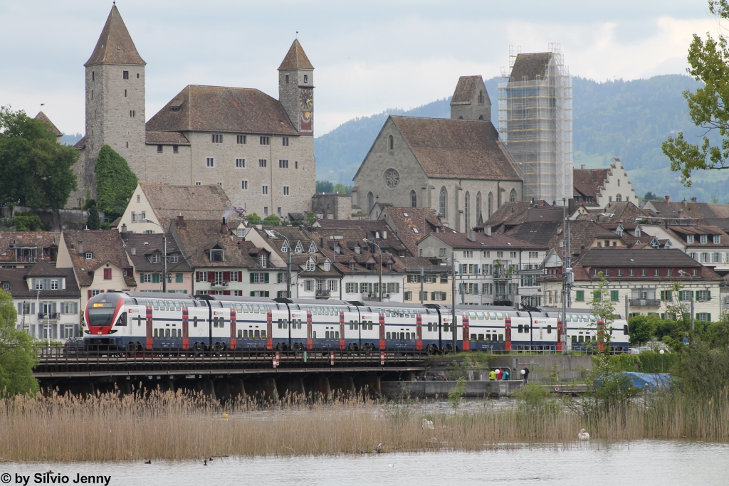 RABe 511 001 ''Berlin'' am 20.5.2013 in Rapperswil als S5 nach Rafz. An Wochenenden wird ein Teil der Umlufe der S5 mit RV-Dosto gefahren (Mo-Fr im Einsatz auf der S15). Mit der Massnahme wurden die Wochenendlichen Doppeltraktionen mit DPZ beinahe aufgehoben.