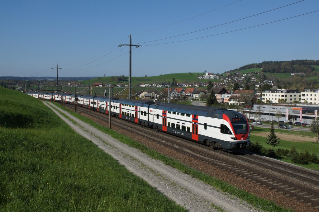 RABe 511 015-0 und RABe 511 112-5 befinden sich am 24.04.2013 kurz nach Eglisau.