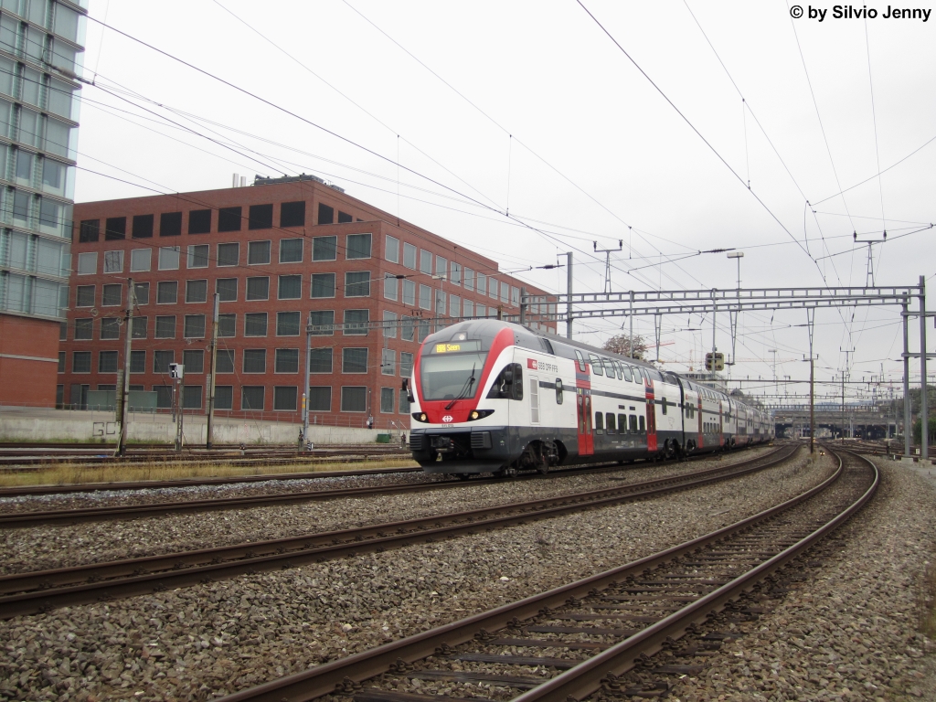 RABe 511 015 verlasst am 30.9.2012 Winterthur als S12 nach Seen. Noch bestehen fr die RV-Dostos gemeinsame Umlufe, so dass vielfach RE-farbene Triebzge auf dem Netz der S-Bahn Zrich verkehren. (Fotostandort anlsslich der EMB-Tage ffentlich zugnglich).