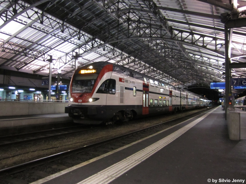RABe 511 108 am 27.10.2012 in Lausanne als RE 2640 nach Genf-Flughafen.