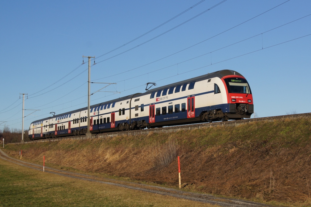 RABe 514 001-7 nhert sich am 15.1.12 Bubikon als S 15 nach Rapperswil.