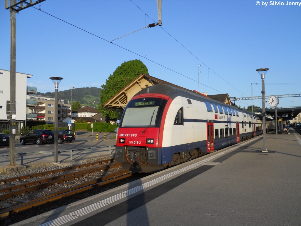 RABe 514 013-2 am Abend des 19.5.2012 in Hinwil als S14 nach Zrich HB. Im Hintergrund ist der 1115 M..M. hohe Bachten zu sehen.