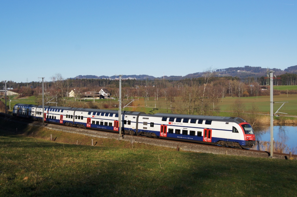 RABe 514 031-4 nhert sich am 15.1.12 als S 15 nach Rapperswil Bubikon.