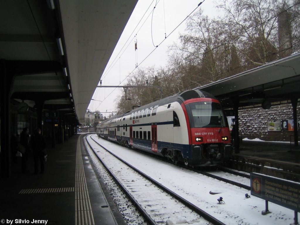 RABe 514 051-2 in Zrich Enge am 28.1.10. Dem prunkvollen Aufnahme Gebude folgt ein S-Bahn Stainchen mit 2 Geleisen...