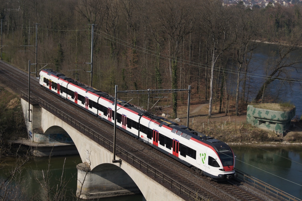 RABe 521 002-6 berquert am 29.3.12 die Reuss bei Turgi.