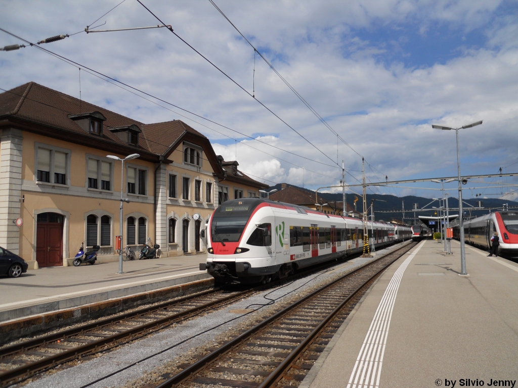 RABe 521 003-4 ''Weil am Rhein'' + 521 012-5 ''Olten'' verlassen am 30.7.2010 Delmont als S3 nach Porrentruy.