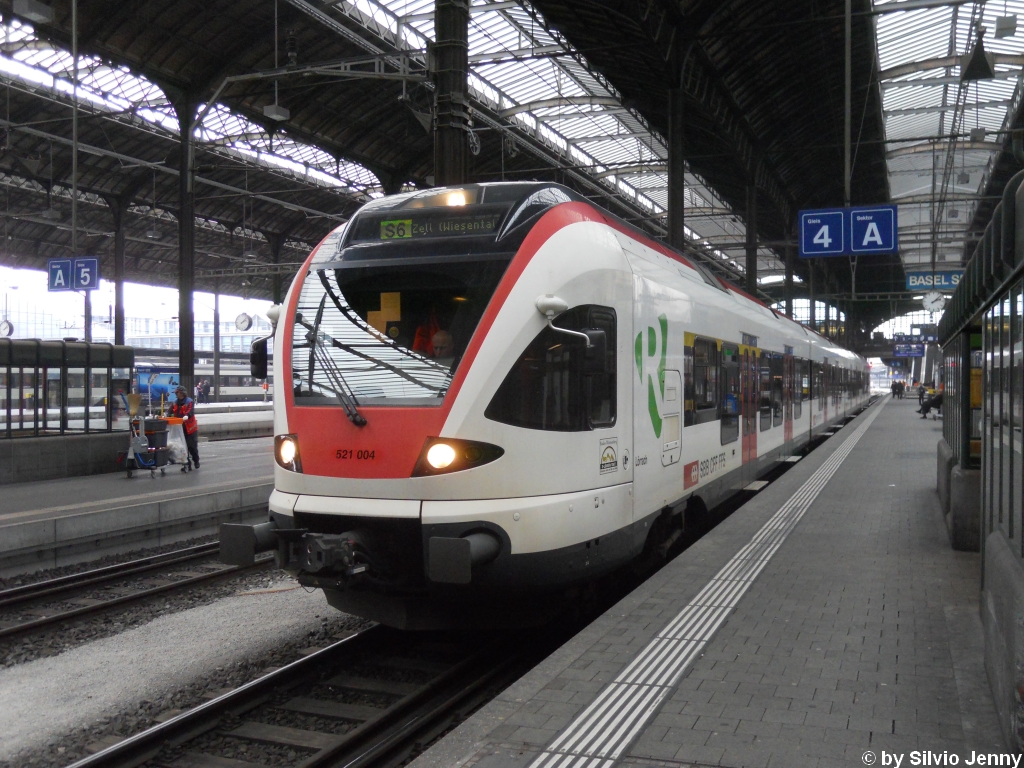 RABe 521 004 ''Lrrach'' am 18.3.2011 in Basel SBB als S6 nach Zell im Wiesental. Mit der Umnummerierung zur langen UIC Nummer, wo sich dieser Flirt nun 94 85 0 521 004-7 CH-SBB nennt, stimmt die Kontrollziffer mit der Kurznummer nicht mehr berein, worauf die Kontrollziffer auf der Front weggelassen wurde.