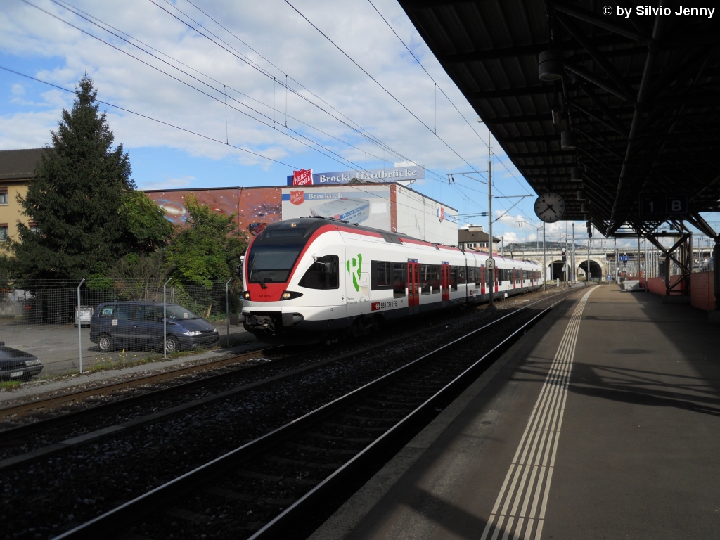RABe 521 011-7 ''Oberdorf/Weissenstein'' am 9.9.2010 in Zrich Hardbrcke. Dass an die Hardbrcke angrenzende Depot G ist meines Wissens der einzige Standort wo fr Stadler Fahrzeuge (GTW und Flirt) eine Unterflurdrehbank vorhanden ist, so kommen die jeweils die Flirt's aus dem Tessin, Zentralschweiz, oder wie hier aus der Nordwestschweiz nach Zrich, um die Radstze neu zu schleifen.