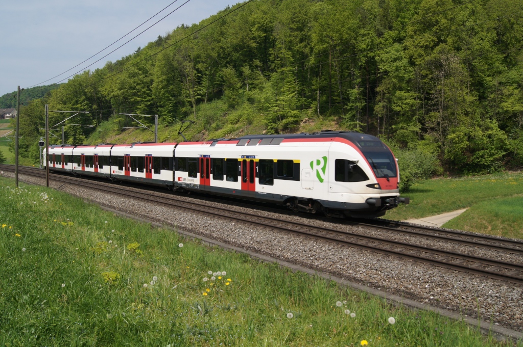 RABe 521 016-2 fhrt am 23.4.11 als S 3 nach Olten von Gelterkinden Richtung Tecknau.