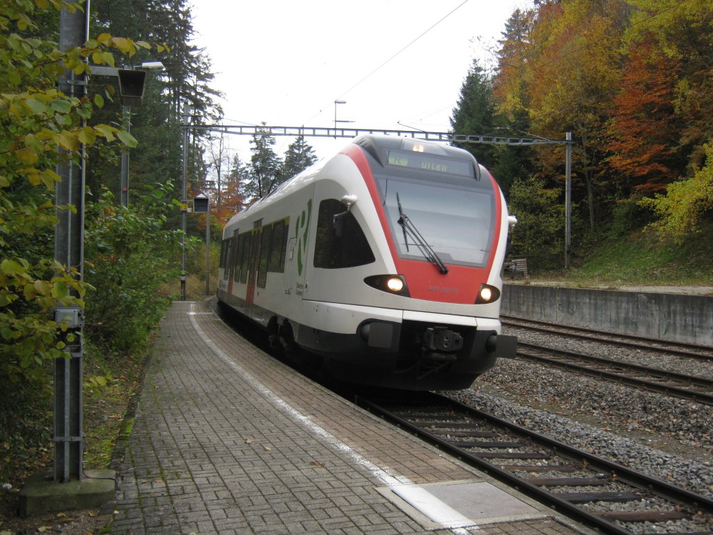 RABe 521 027 als Regio 7324 bei Einfahrt in Oberdorf, 31.10.2010.