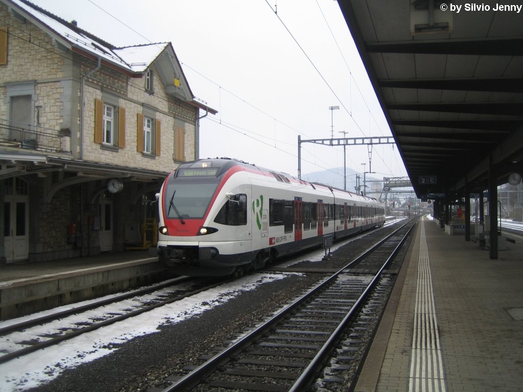 RABe 522 010-8 am 15.1.2010 in Frick. Lange wird dieser Flirt nicht mehr sich RABe 522 nennen, denn er wird zum RABe 523 umnummeriert. Als Zeugen dieser Umbauaktion der RABe 522 zu 523, hat der Flirt bereits seinen F-tauglichen Panto verloren.