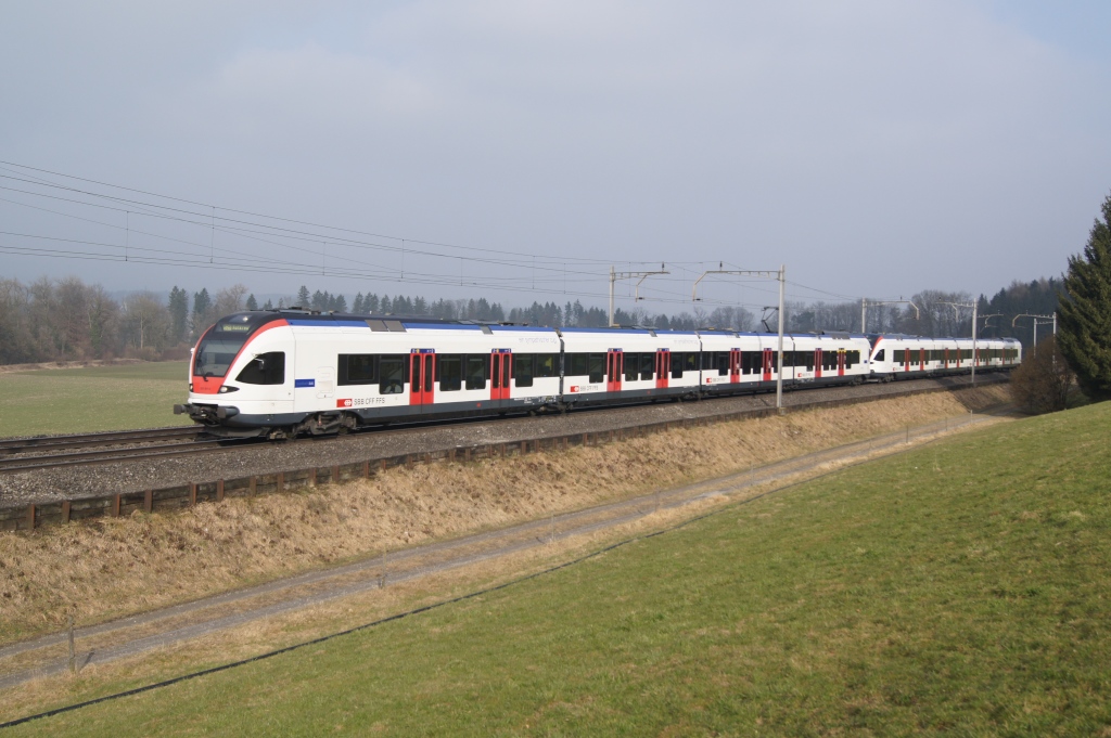 RABe 523 001-6 und RABe 523 033-4 nhern sich am 19.2.11 als S 26 ihrem Ziel Rotkreuz.