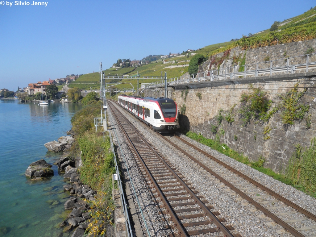 RABe 523 023 am 3.10.2011 zwischen Rivaz und St.Saphorin.