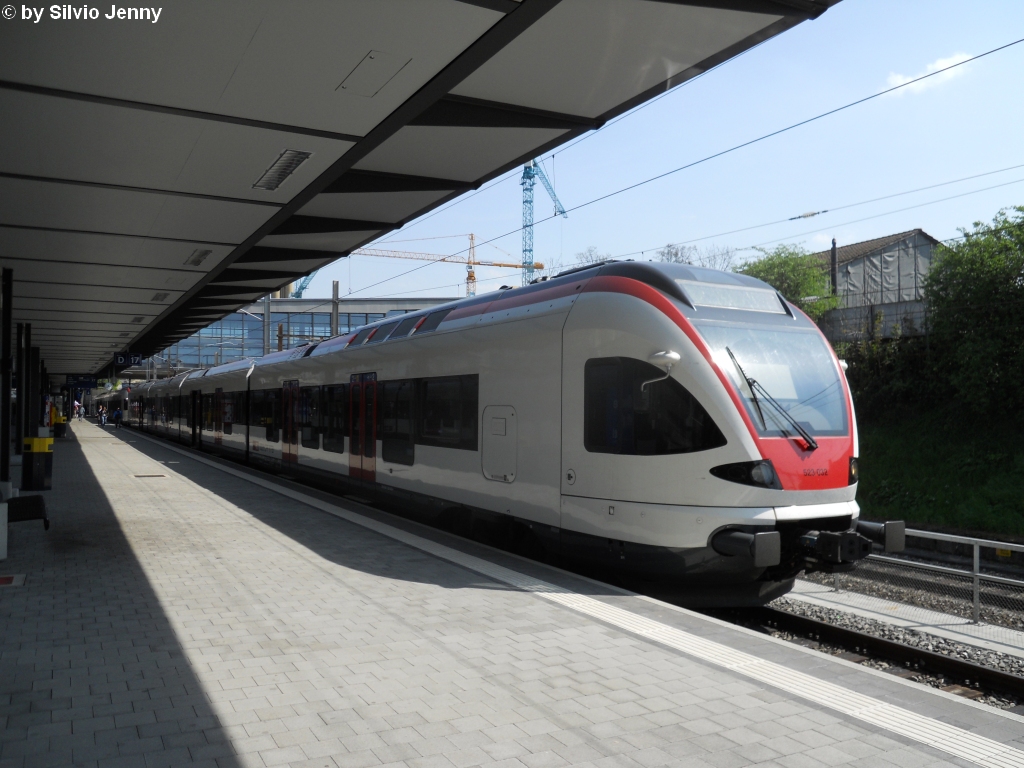 RABe 523 032-1 (ex RABe 522 001-7) am 21.4.2010 in Basel SBB. Im Gegensatz zu den anderen helvetisierten RABe 522, durfte der RABe 523 034 seine rote Dachkannte behalten. Sehr wahrscheinlich geht er bald einmal in die Westschweiz.