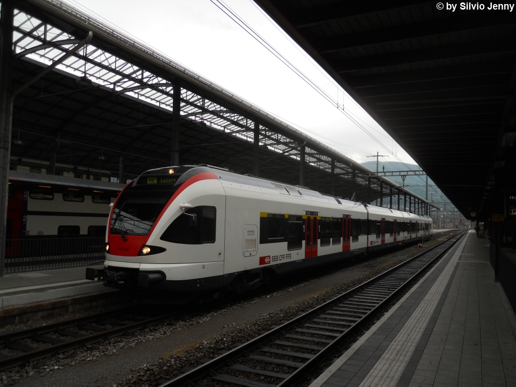 RABe 523 040 (ex. RABe 522 009-0) am 3.5.2011 in Olten als RE nach Luzern. Seit auf der Sdbahn Flirt's verkehren. Gibt es gemischte Umlufe zwischen den Zuger-Flirt's und den ehemaligen RABe 522 die eigentlich fr die Sdbahn bestimmt waren.